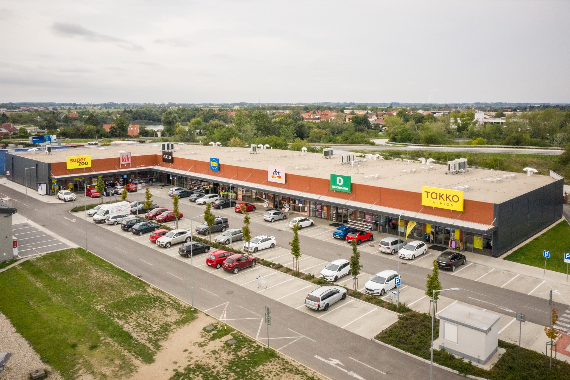 Shopping center SENEC